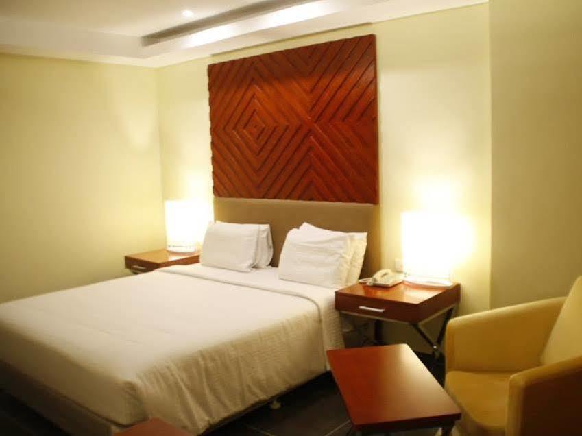 โฮเต็ล แกรนด์ เซรีนา Hotel ออโรวิลล์ ภายนอก รูปภาพ